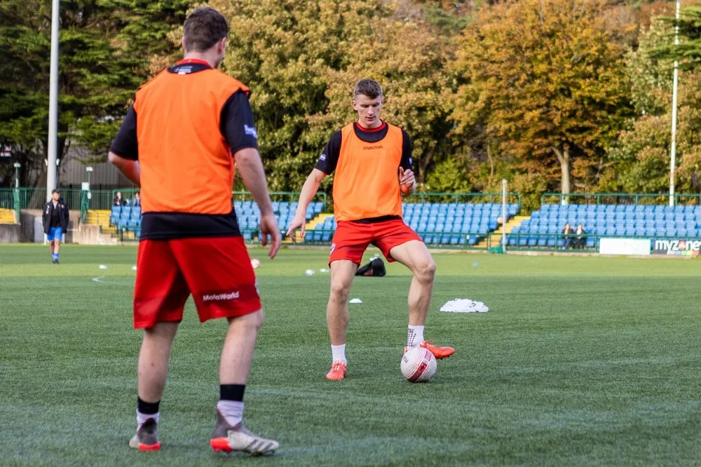 Luke Murray warms up with Jack McVey